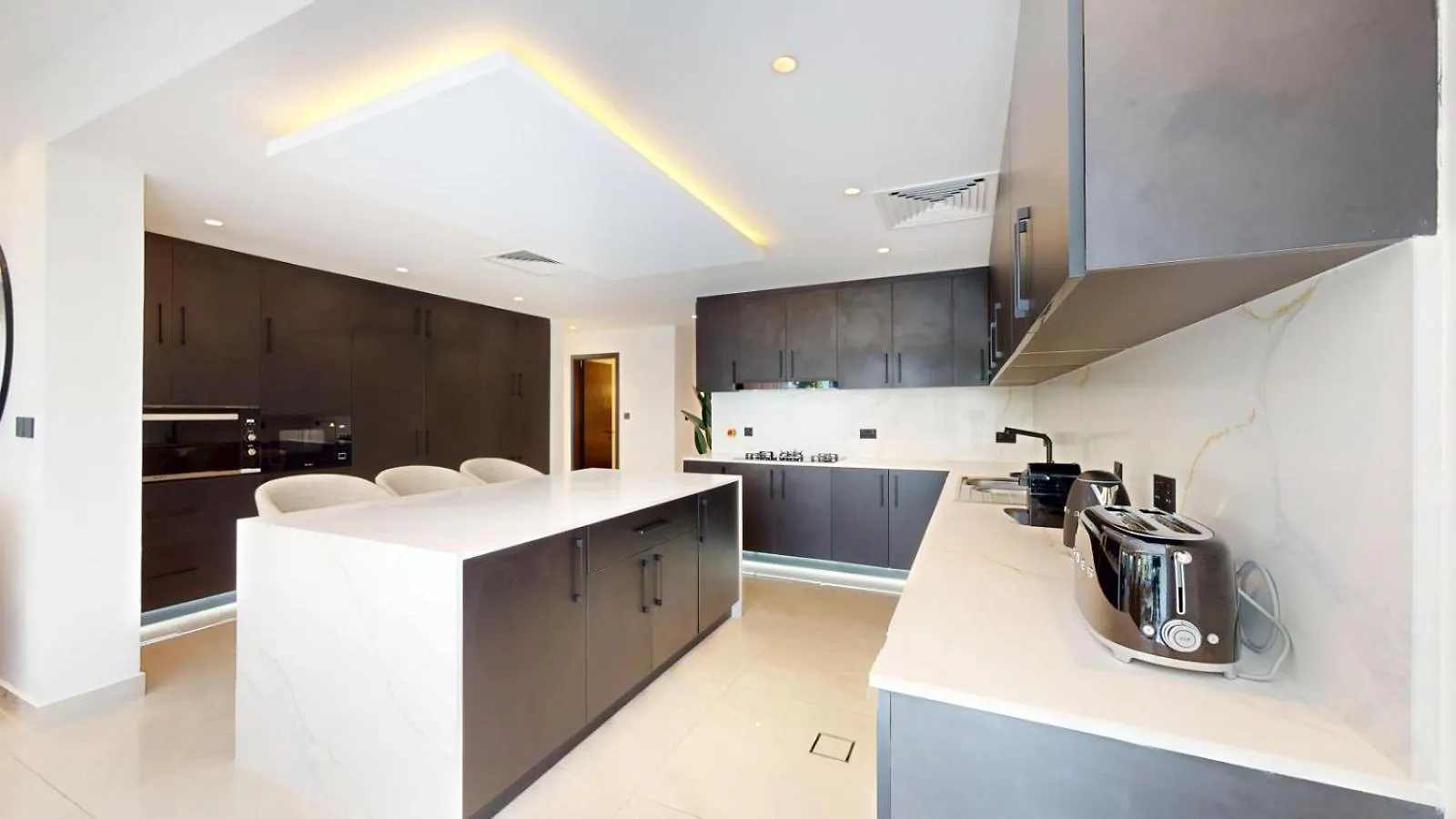 Jumeirah Park - Opulent Three Bed Villa Retreat Dubai