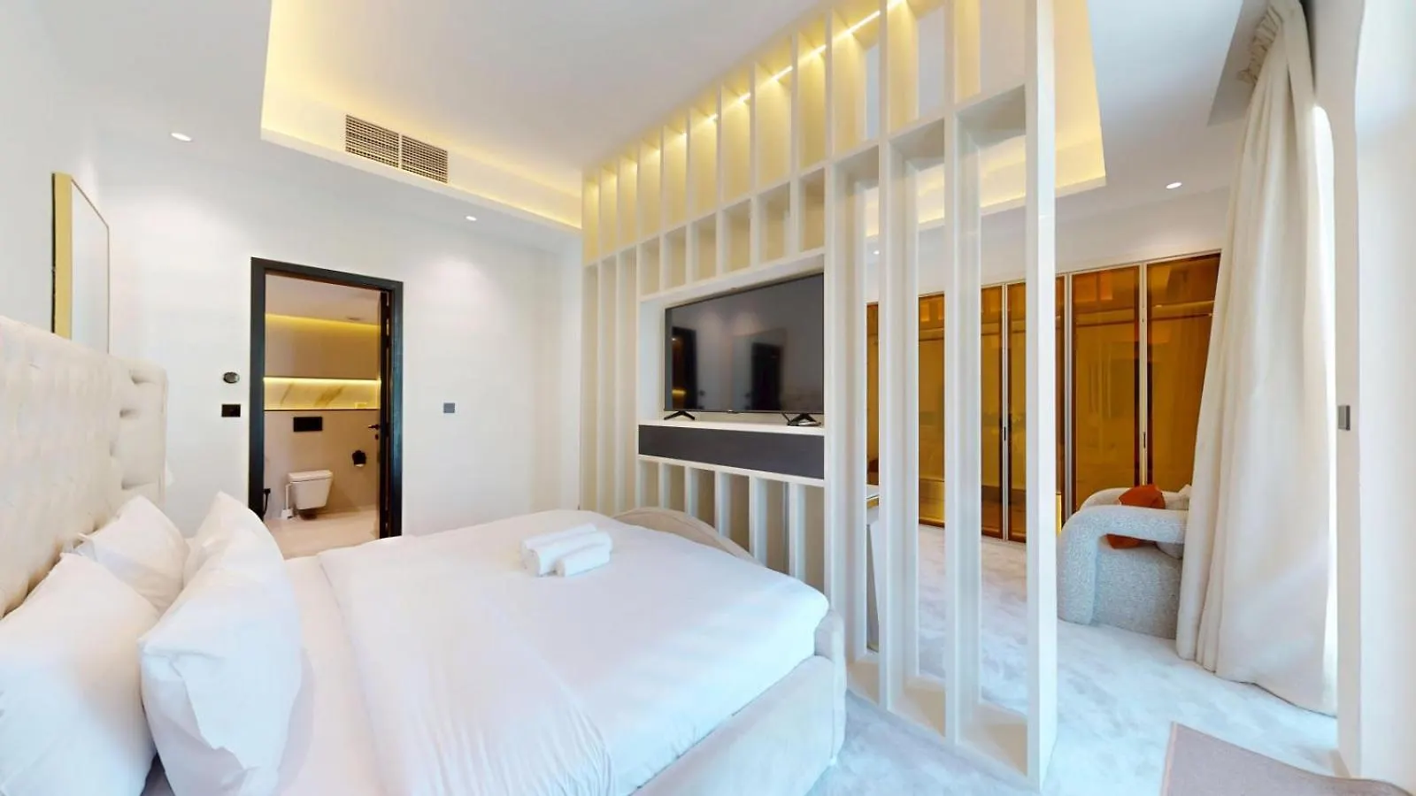 Jumeirah Park - Opulent Three Bed Villa Retreat Dubai